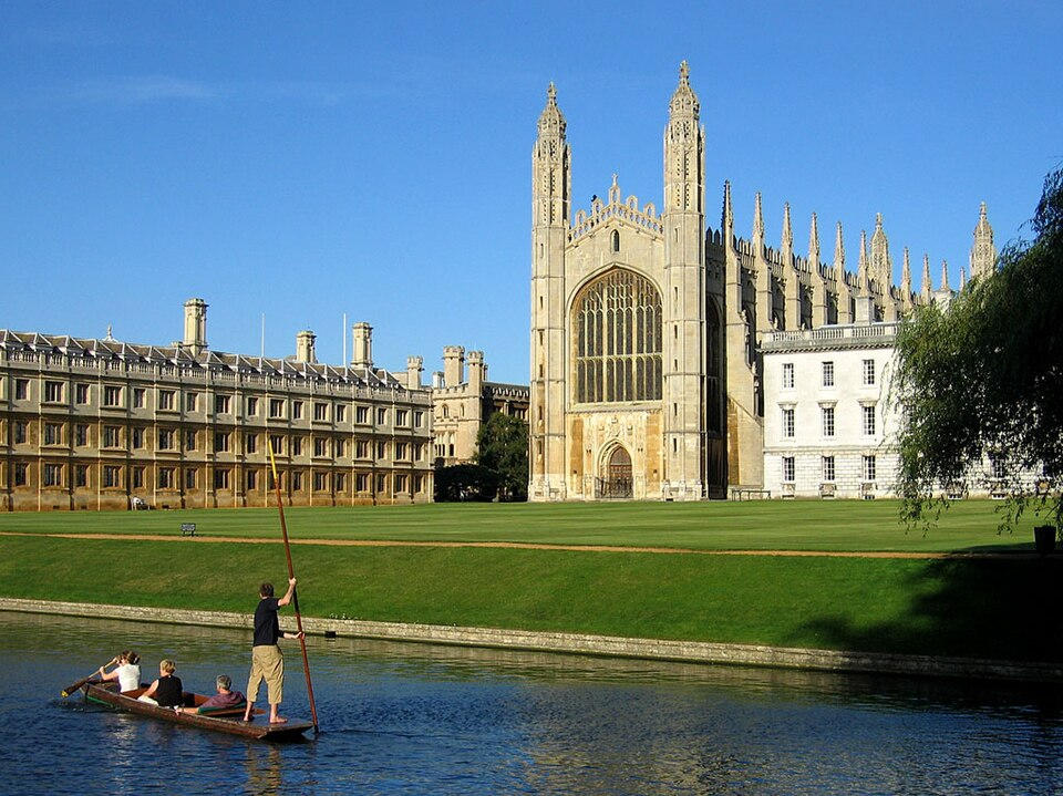 King’s College Chapel in Cambridge, with a punt on the river Cam in front of the lawn.